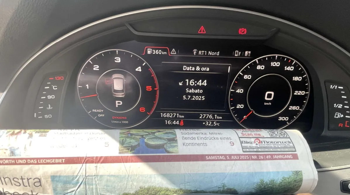 Tachoanzeige mit Kilometerstand 168.271 km, davor die Tageszeitung vom 5. Juli 2025