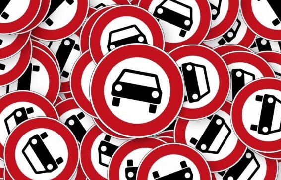 Das Bild zeigt mehrere Verkehrsschilder „Durchfahrt verboten“.