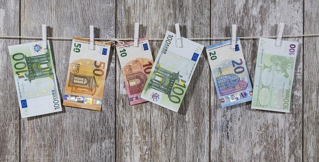 Das Foto zeigt Banknoten an einer Wäscheleine.