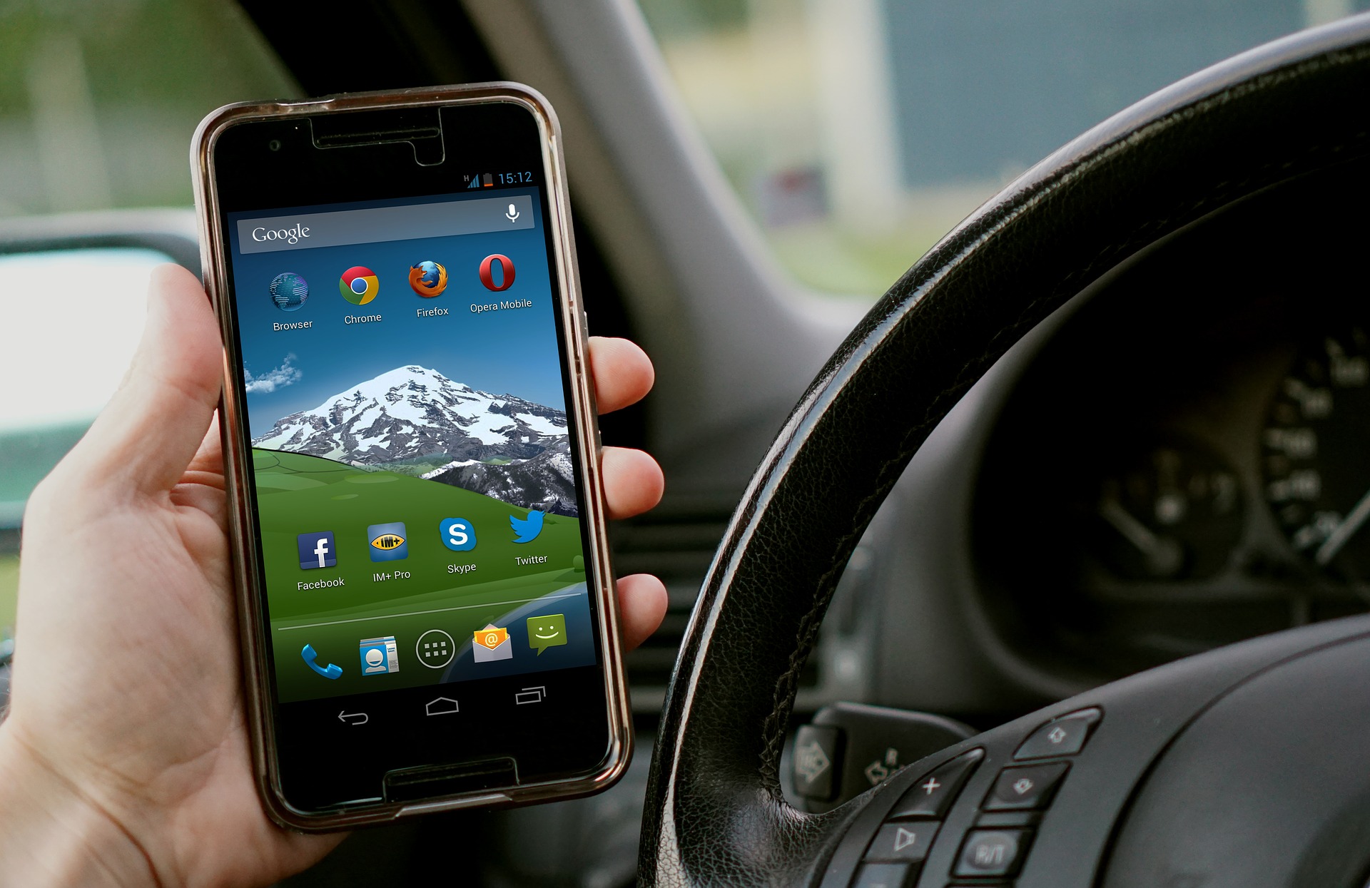 Das Handy in der Hand am Steuer ist ein Verstoß gegen die StVO.