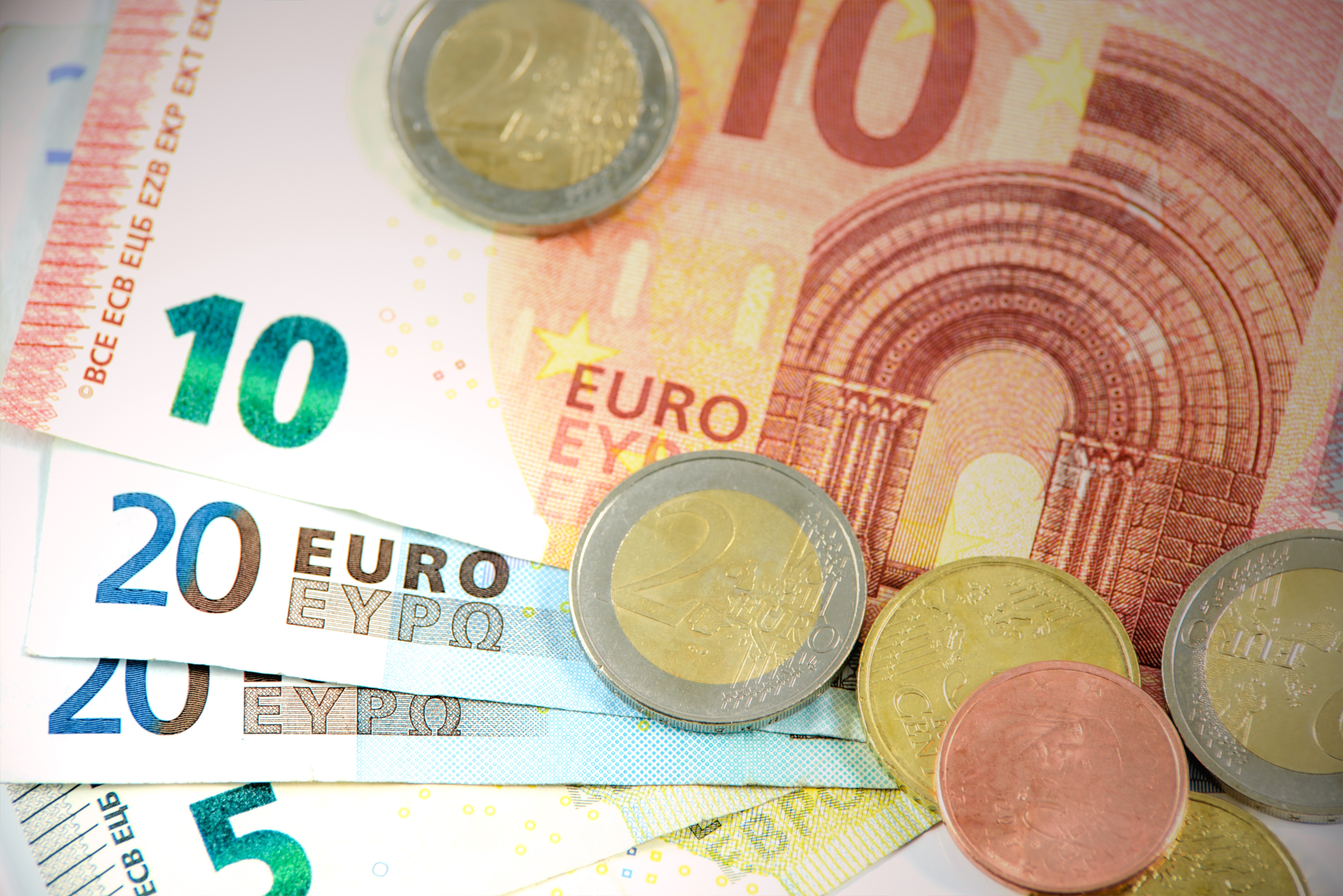 Zwischen Bußgeld und Geldbuße gibt es keinen Unterschied. Eine Geldstrafe ist hingegen etwas anderes.