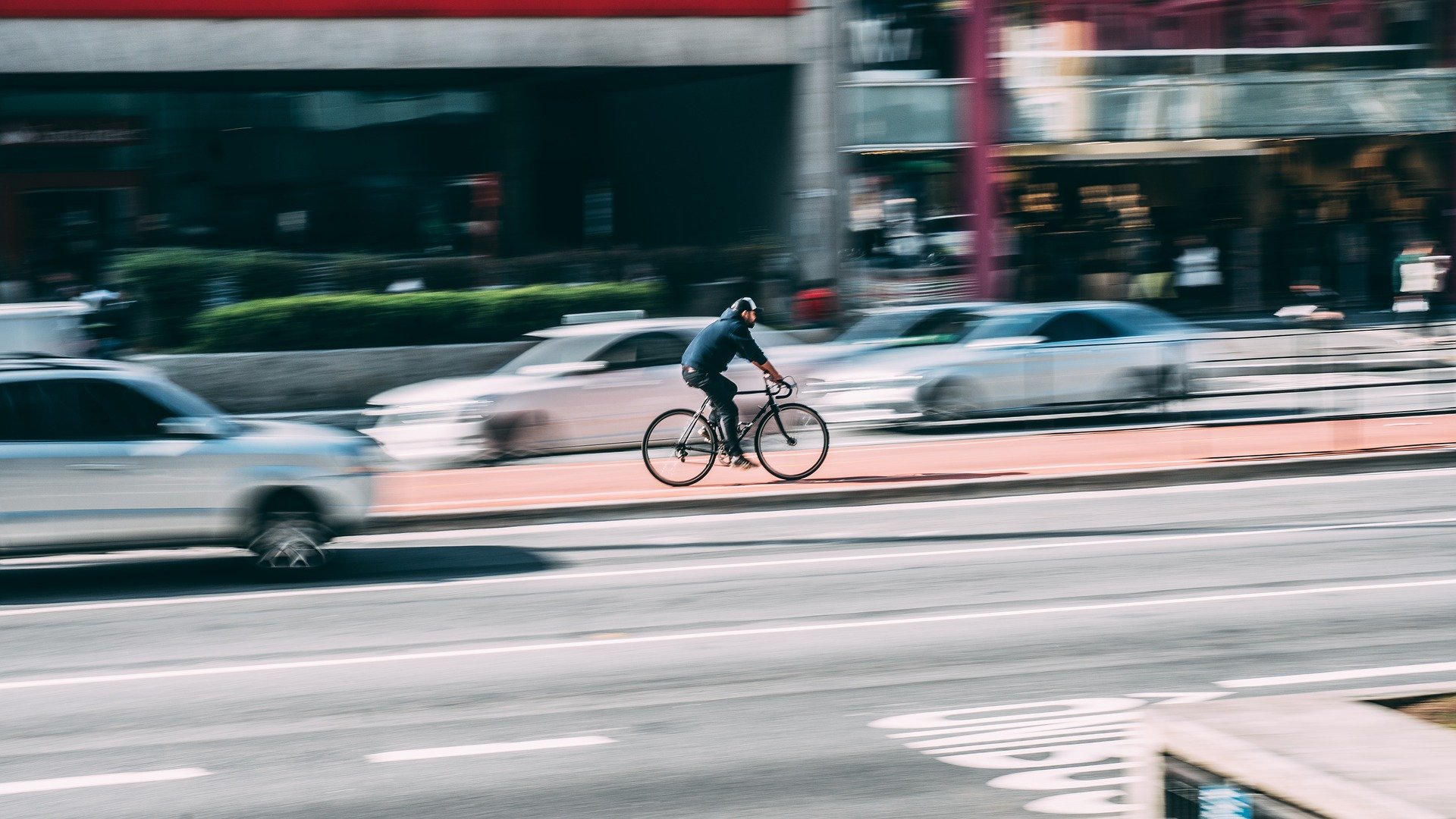 Mit dem Fahrrad geblitzt? Auch Radfahrer können zu schnell fahren und geblitzt werden.