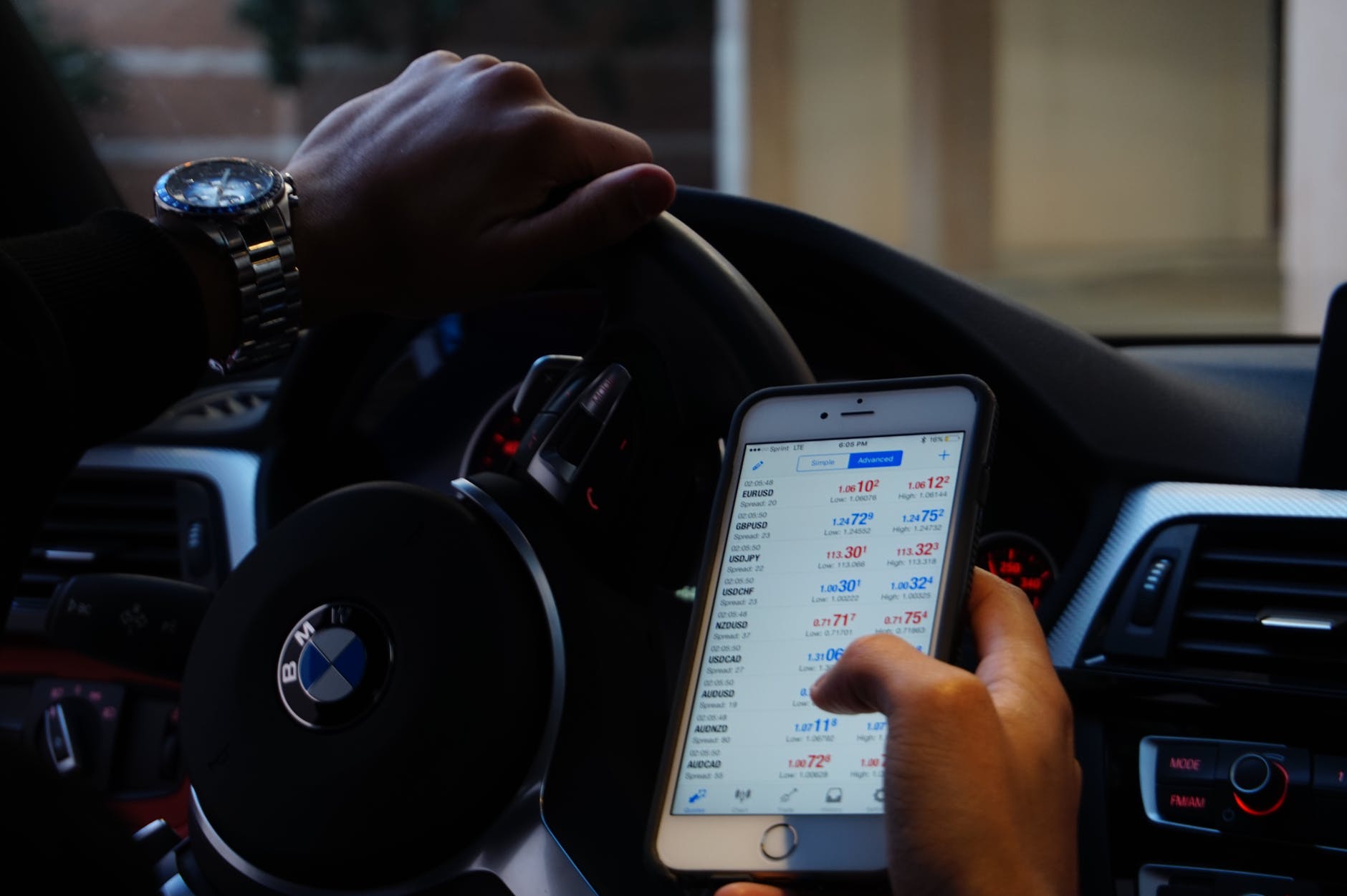Wer mit dem Handy in der Hand fährt, hat keine Chance auf Augenblicksversagen.