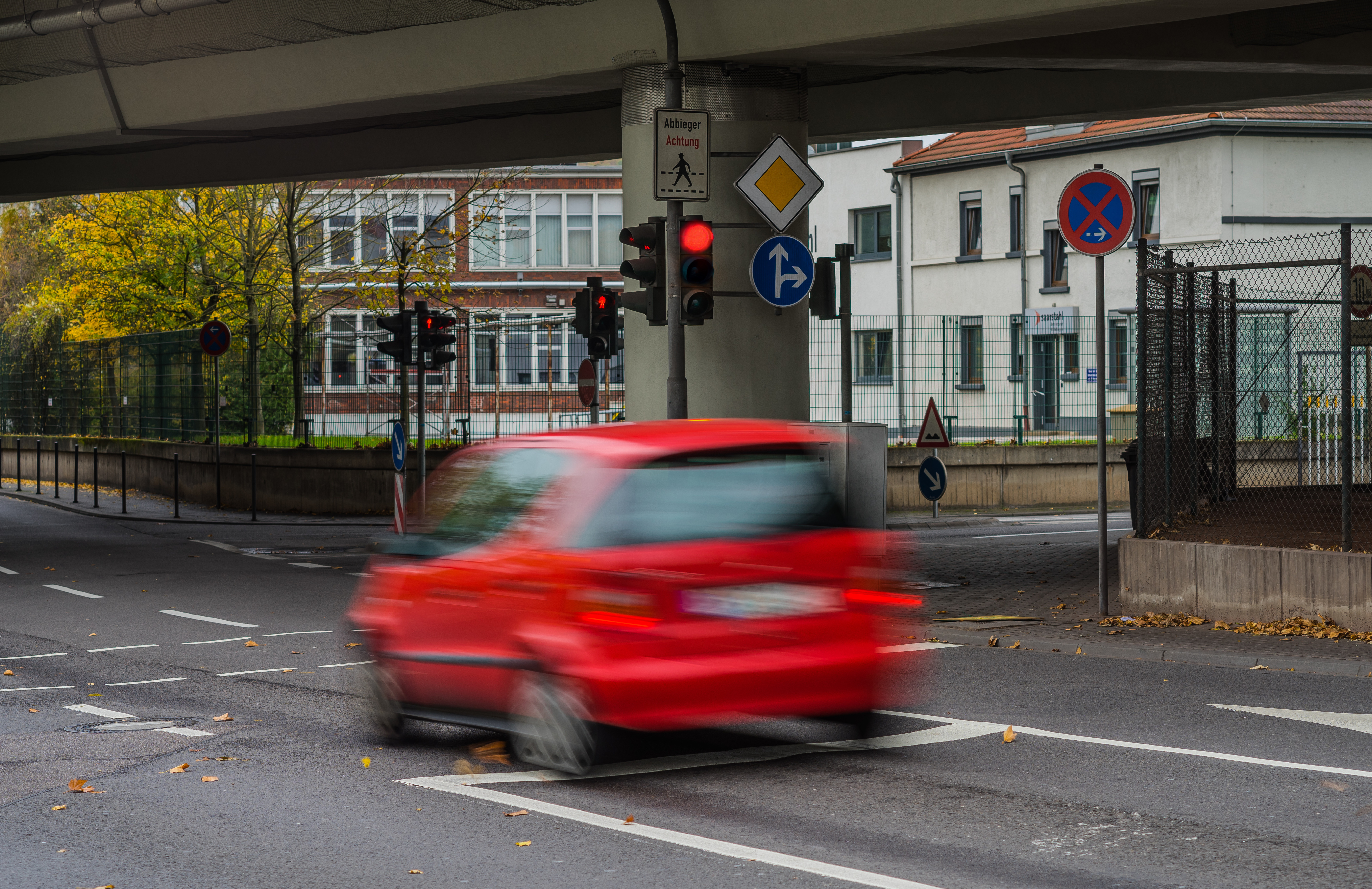 Strafenkatalog: Rote Ampel überfahren und Rotlichtverstoß