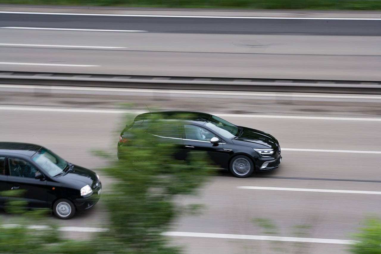 Teilnehmer an illegalen Autorennen im Straßenverkehr müssen mit empfindlichen Strafen rechnen.