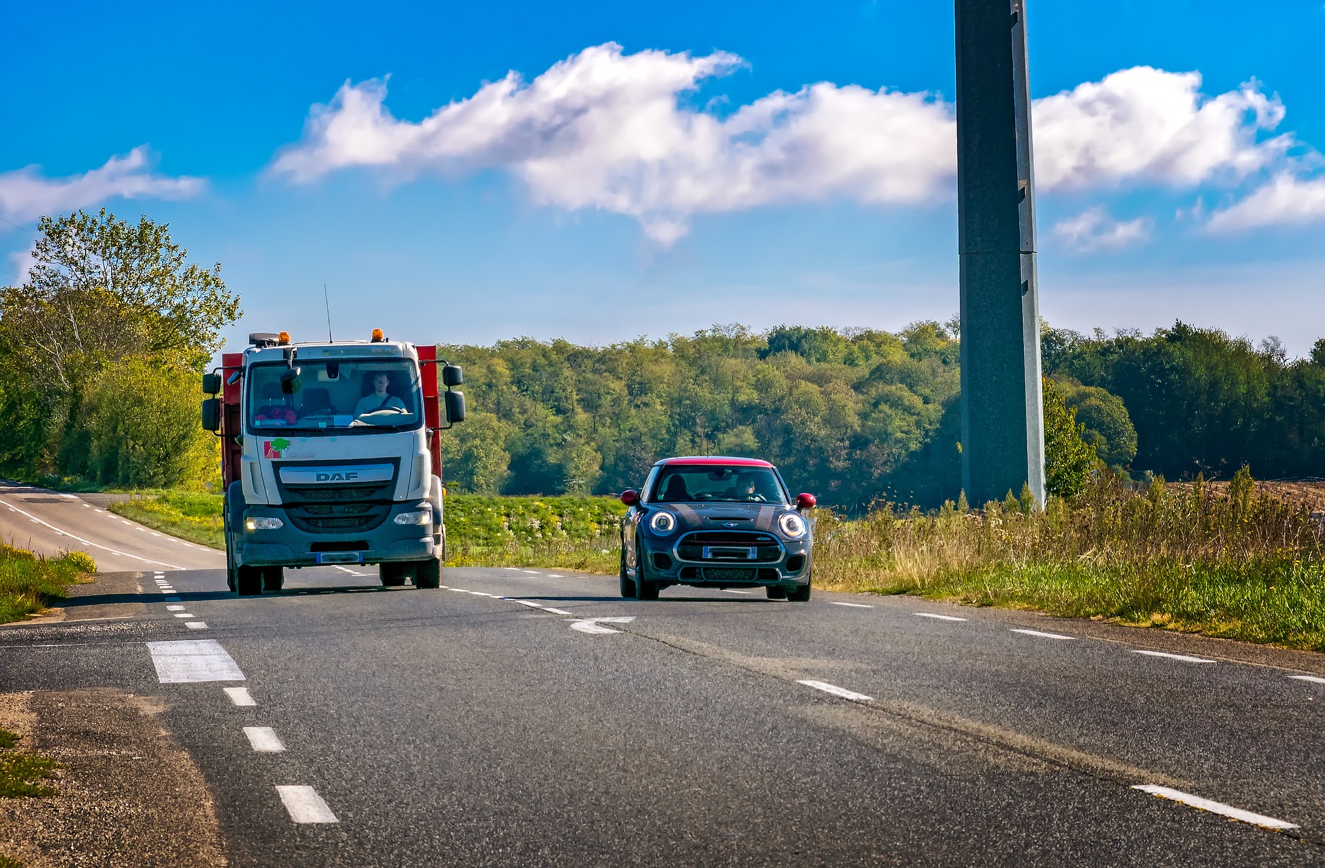 Auto überholt Lkw auf Landstraße