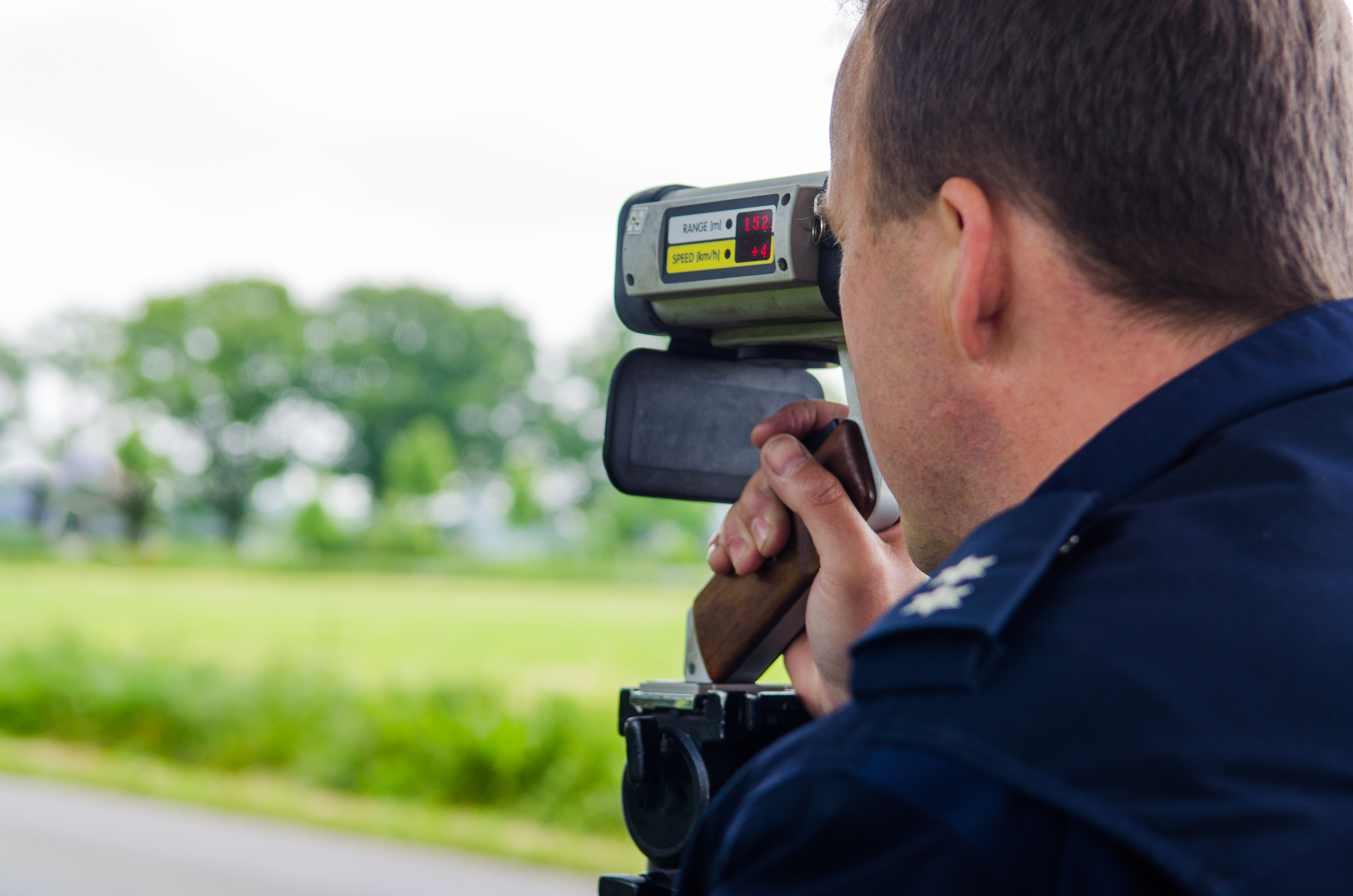 Polizist mit Riegl FG21-P Blitzer