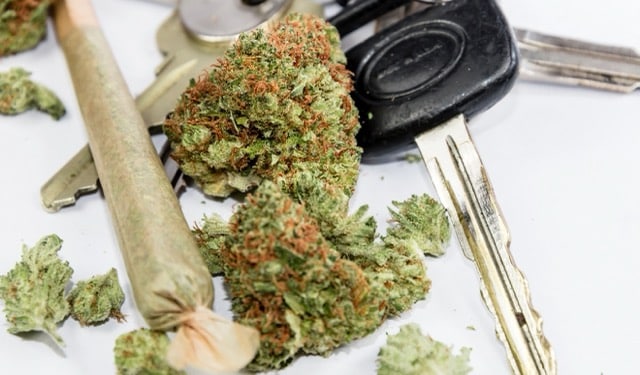 Das Foto zeigt Marihuana und einen Autoschlüssel und versinnbildlicht das Theme „Rechtliche Folgen von THC-Konsum im Straßenverkehr“.