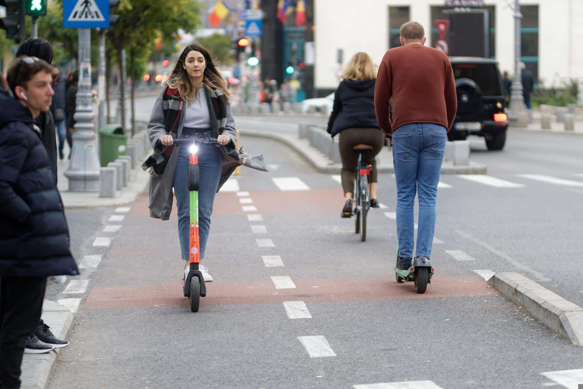 Das Foto zeigt junge Menschen bei E-Scooter fahren.
