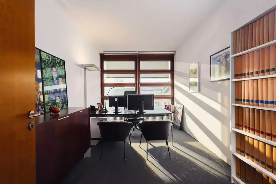 Anwaltsbüro mit Bibliothek