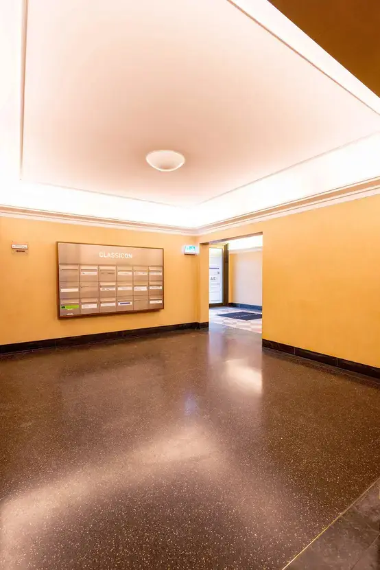 Eingangsbereich mit Briefkastenanlage