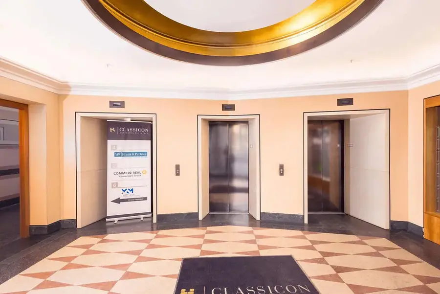 Repräsentative Lobby mit Aufzügen