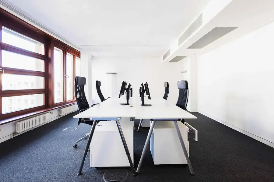 Team-Büro mit mehreren Arbeitsplätzen