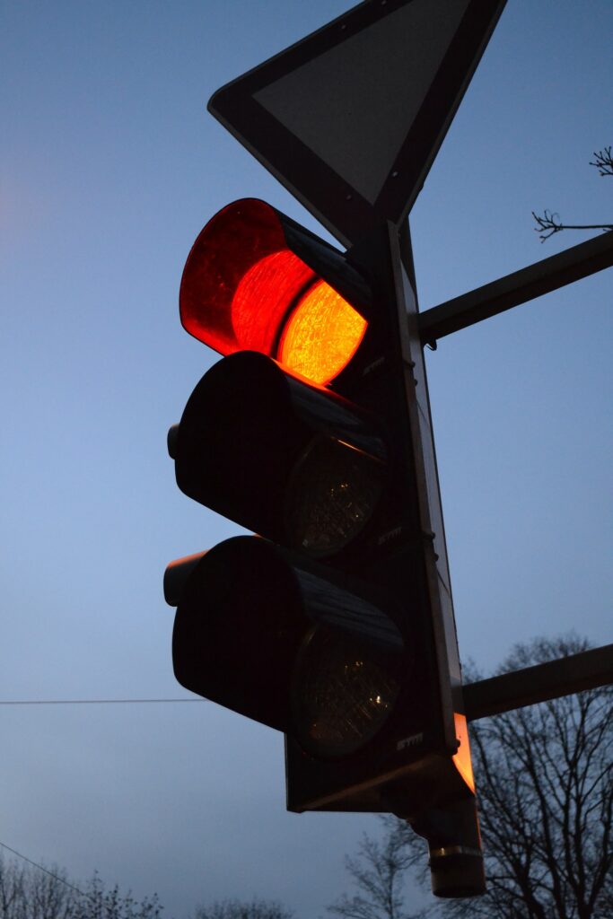 Rote Ampel überfahren: Wer bei rot geblitzt wurde, muss mit Strafen aus dem Bußgeldkatalog rechnen.