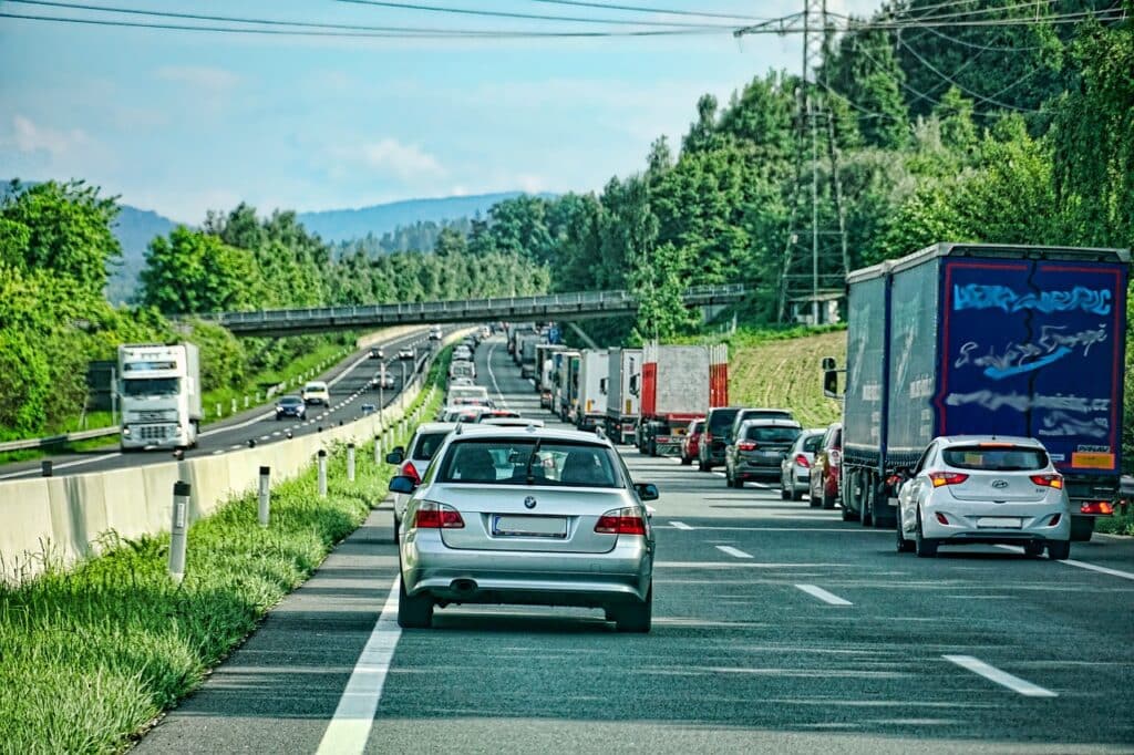 Der Warnblinker kann bei Stau eingeschaltet werden