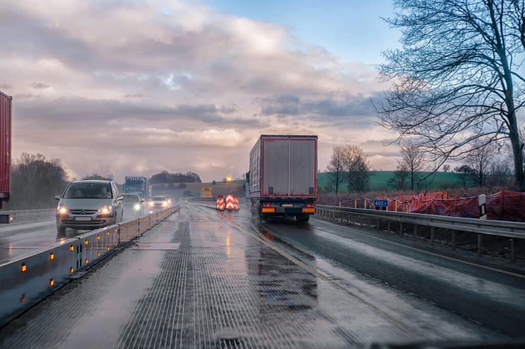 Autobahnbaustelle mit Fahrbahnbegrenzung 