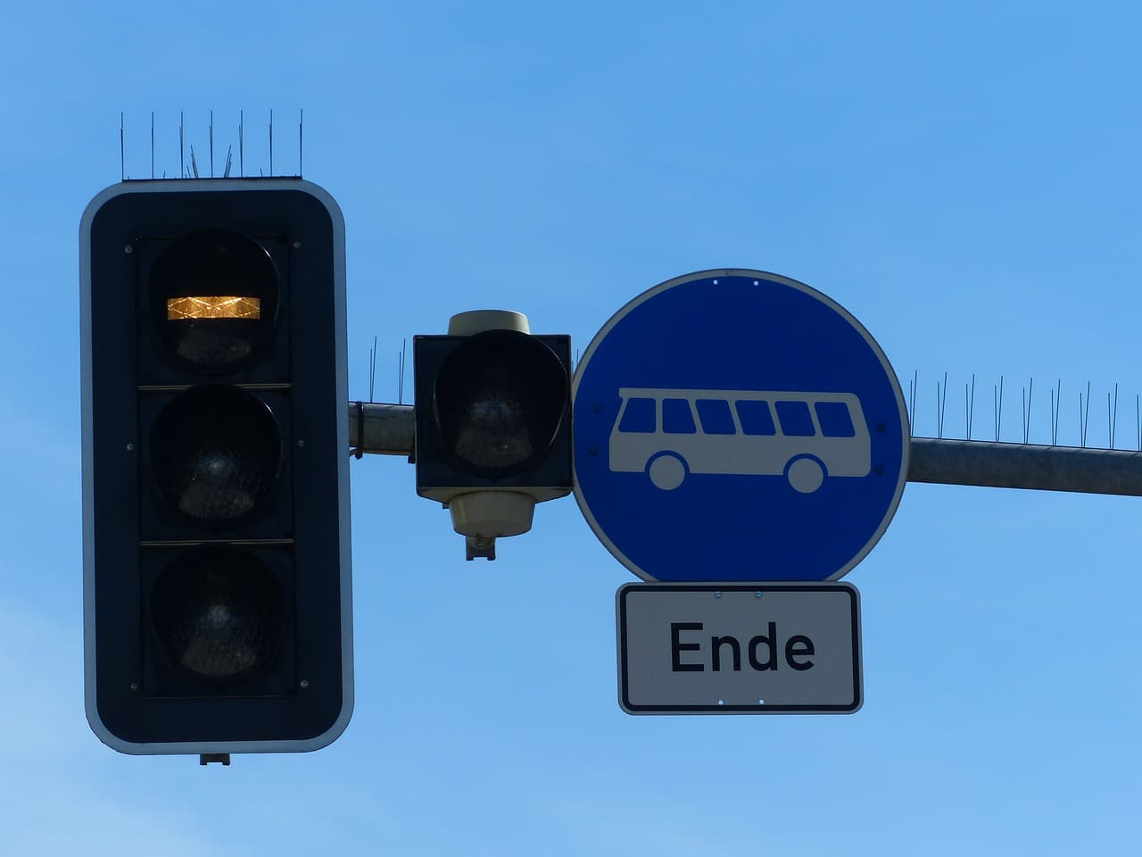 Bild von einer Busspur mit Verkehrsschildern