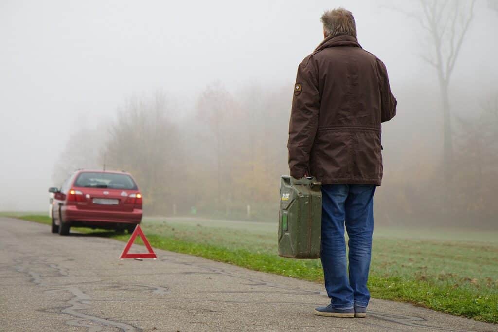 Bei Liegenbleiben mit dem Fahrzeug ist neben dem Warnblinker ein Warndreieck aufzustellen