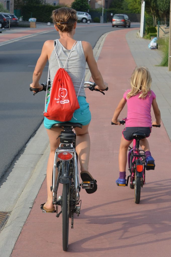 Die das Kind beaufsichtigende Person darf ebenfalls auf dem Gehweg mit dem Fahrrad fahren