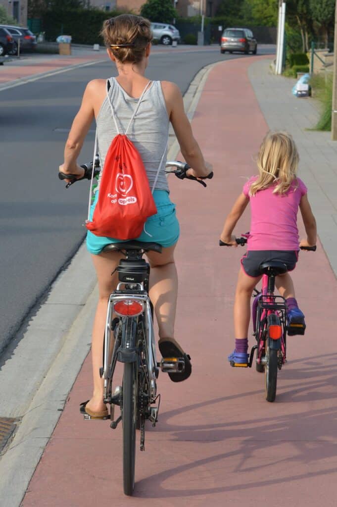 Die das Kind beaufsichtigende Person darf ebenfalls auf dem Gehweg mit dem Fahrrad fahren