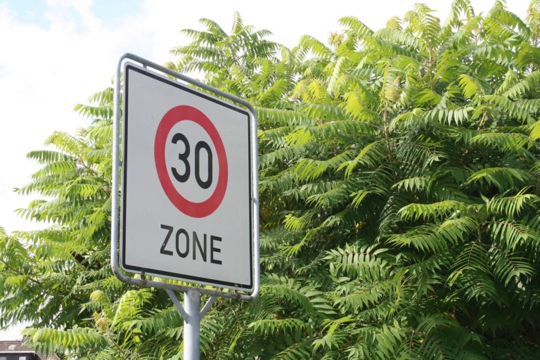 In 30er Zone geblitzt Bußgeld, Punkte und Fahrverbote drohen! In 30er Zone geblitzt Bußgeld, Punkte und Fahrverbote drohen!