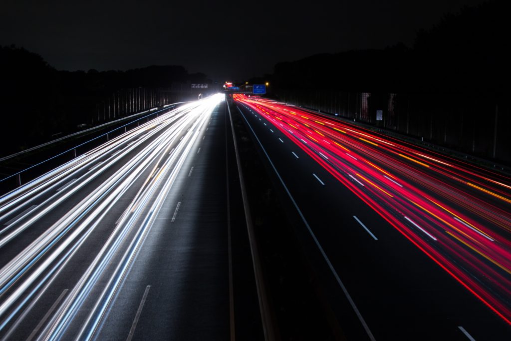 Die Richtgeschwindigkeit gilt auf der Autobahn und außerorts, wenn kein anderes Schild ein Tempolimit angibt.