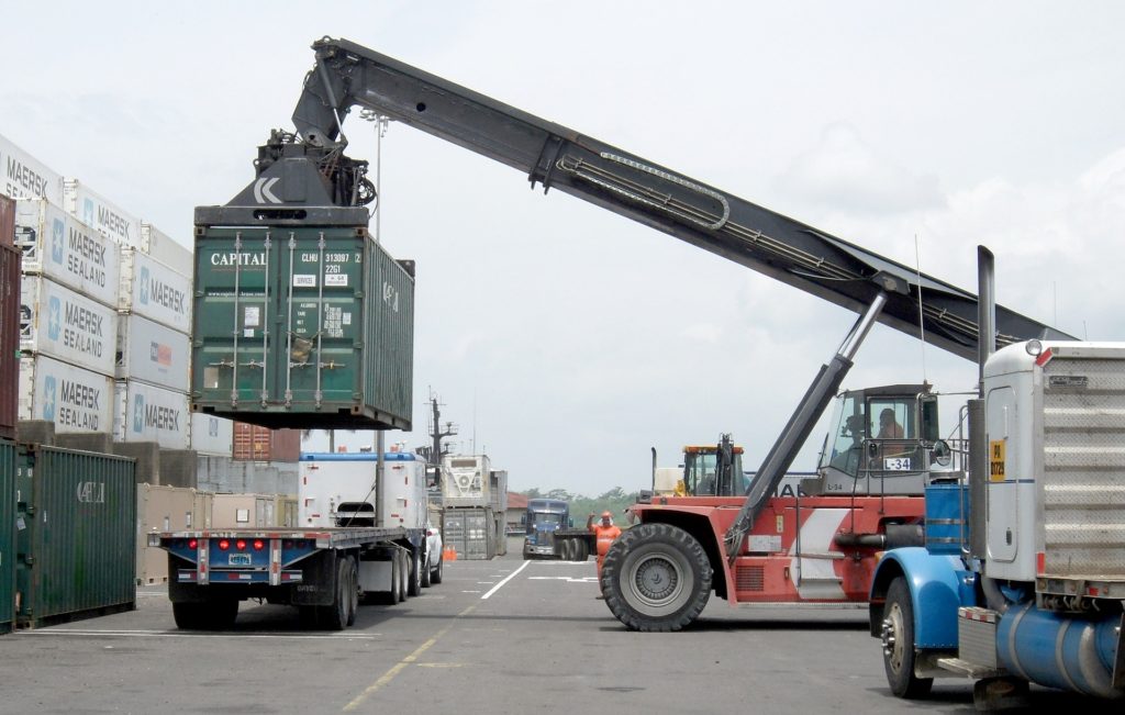 Beim Beladen eines LKW müssen die Vorschriften beachtet werden.