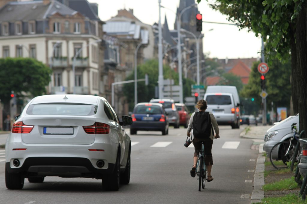 Beim Überholen müssen Autos ausreichend Abstand zu Radfahrern halten.