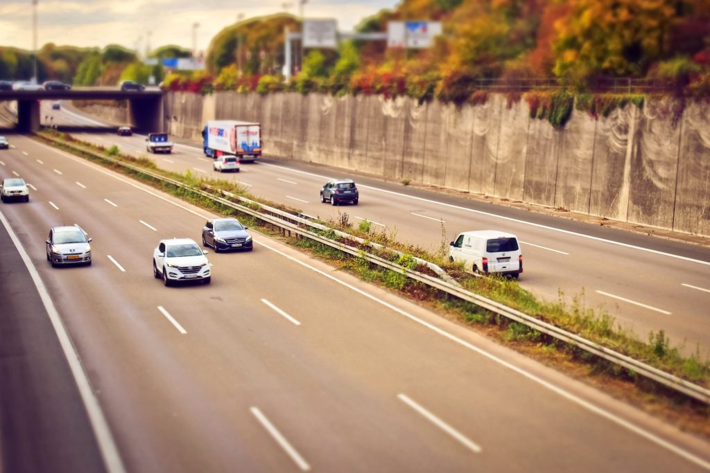 Brückenabstandsmessverfahren werden auf Autobahnen eingesetzt, um Abstände zwischen Fahrzeugen zu messen.