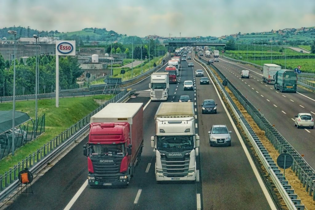 LKW müssen auf der Autobahn die Geschwindigkeitsvorgaben einhalten - auch bei Zeitdruck.