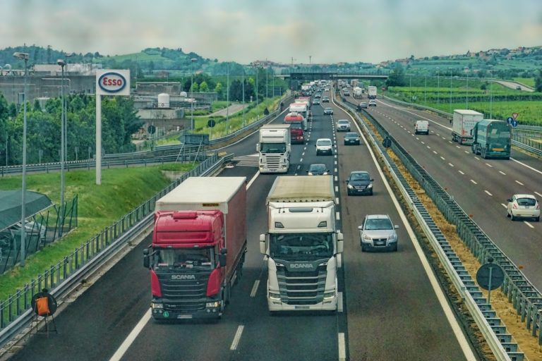 Geschwindigkeitsüberschreitung und Begrenzung für Lkw
