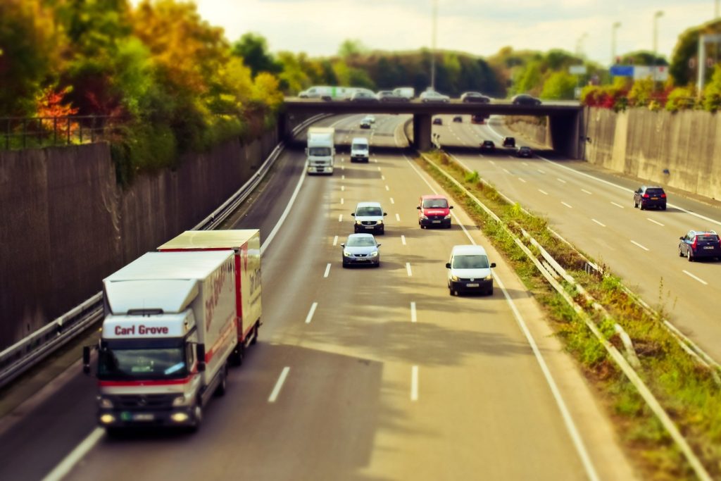An Autobahnbrücken wird der Abstand der Verkehrsteilnehmer gemessen.