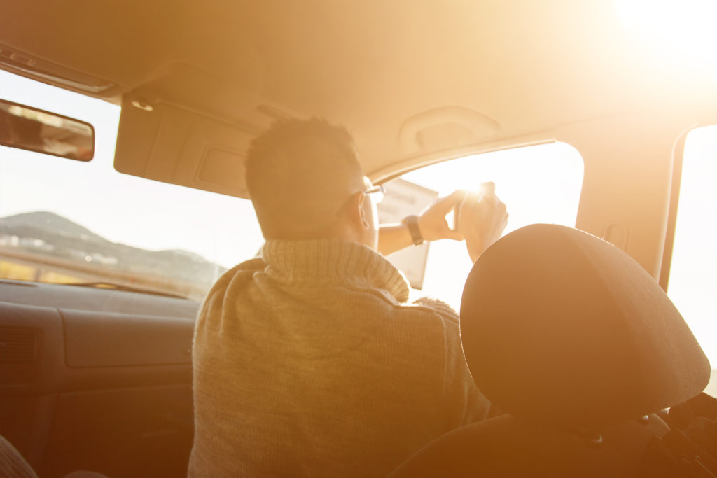 Der Fahrlehrer darf das Handy als Beifahrer nur unter bestimmten Bedingungen bedienen.