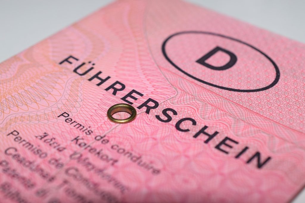 Bei einem Fahrverbot wird der Führerschein temporär abgenommen.