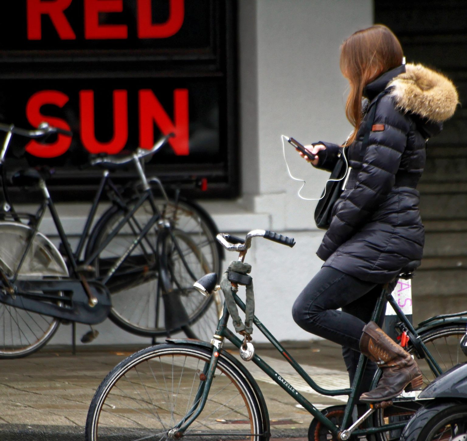 Fahrrad und Handy Das sagt die StVO zum Handyverstoß