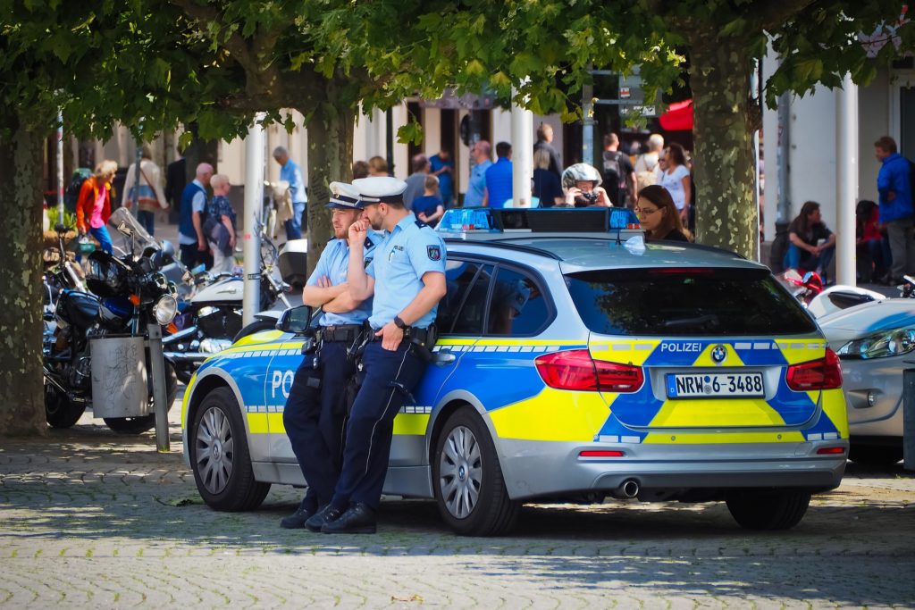 Polizisten messen den Sicherheitsabstand per Augenmaß