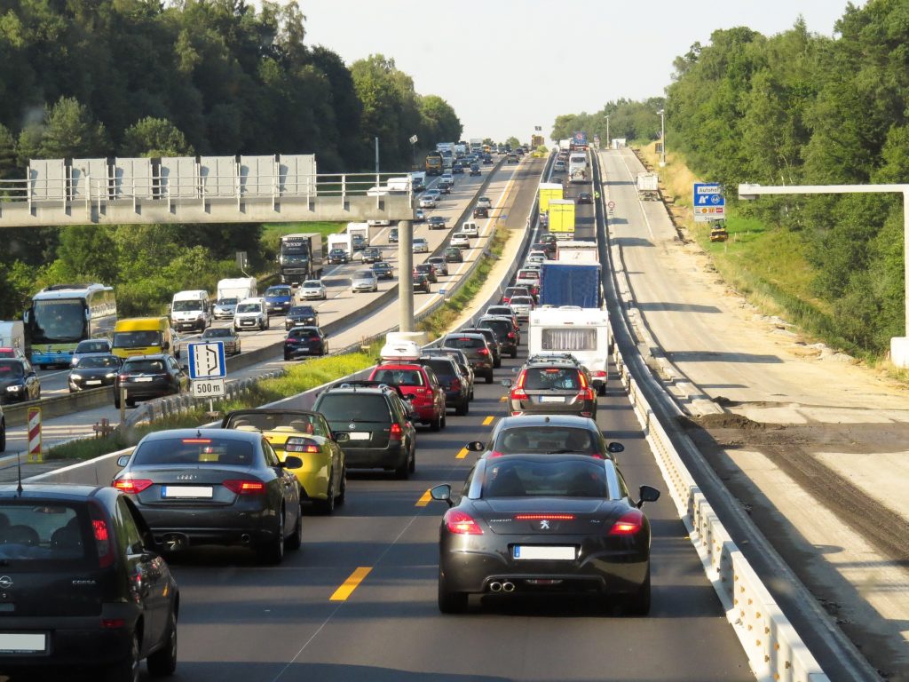 Der Sicherheitsabstand muss auch auf der Autobahn eingehalten werden - besonders bei Stau.