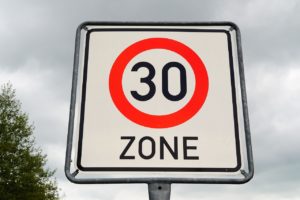 Spannende 30 Er Zone Geblitzt Bild