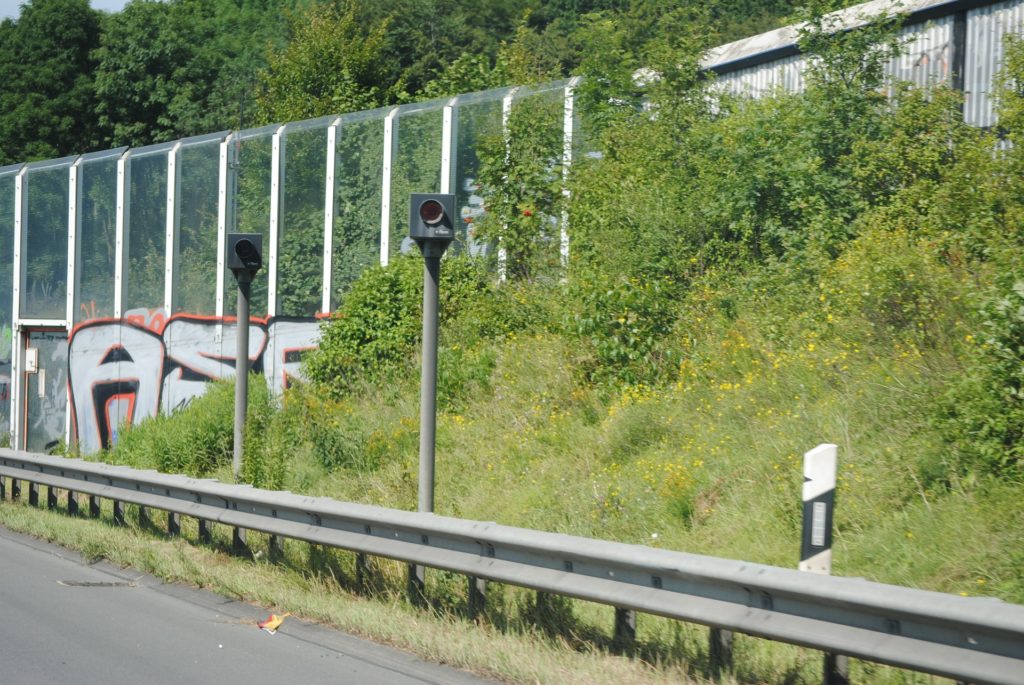 Sicherheitsabstand: Blitzer messen den Abstand der Autos auf Autobahnen und Landstraßen. Einspruch bei Abstandsmessung mit Fehlern kann sinnvoll sein.