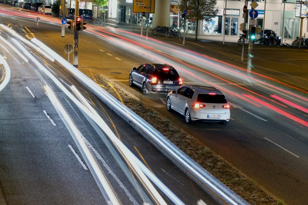 An einer roten Ampel muss man ausreichenden Abstand zum Vordermann einhalten.