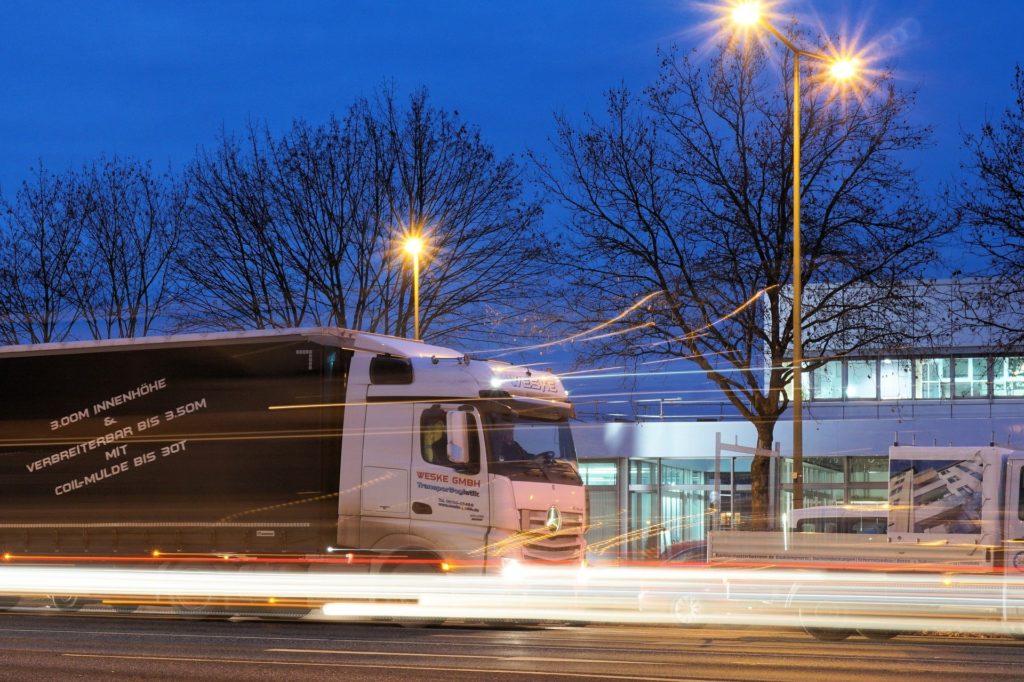 LKW haben einen größeren Bremsweg als PKW. Mit einer Faustformel lässt sich der Bremsweg eines LKW berechnen.