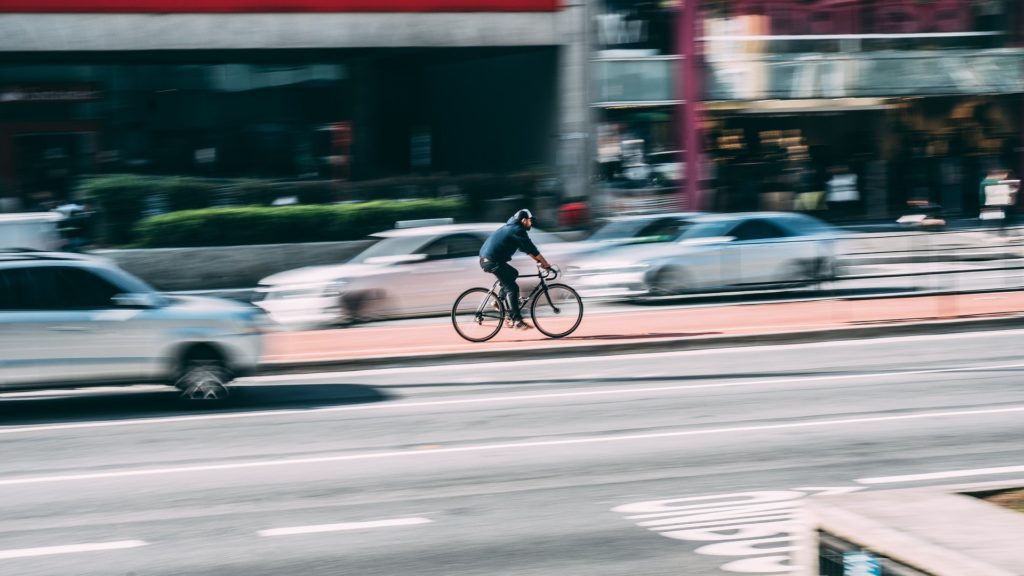 Mit den Fahrrad geblitzt? Auch Radfahrer können zu schnell fahren und geblitzt werden.