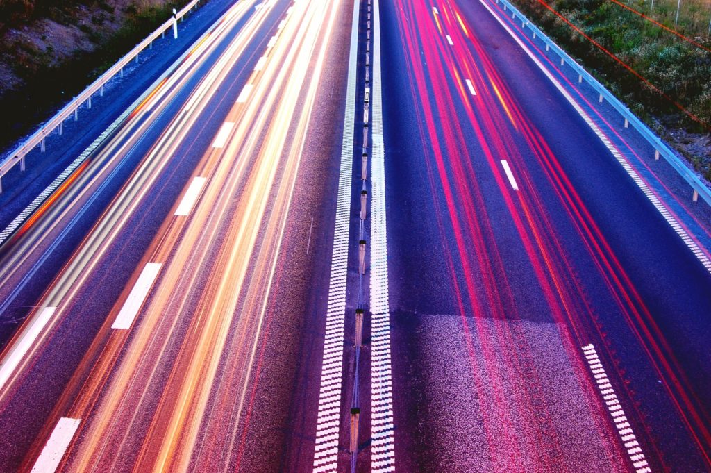 Höchstgeschwindigkeit auf der Autobahn: Wann gilt eine Höchstgeschwindigkeit, wann die Richtgeschwindigkeit?