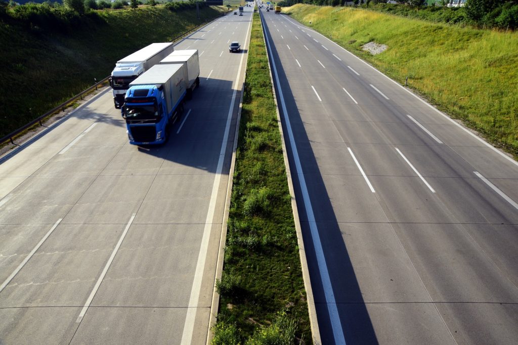 LKW müssen auf der Autobahn einen besonders großen Sicherheitsabstand einhalten.