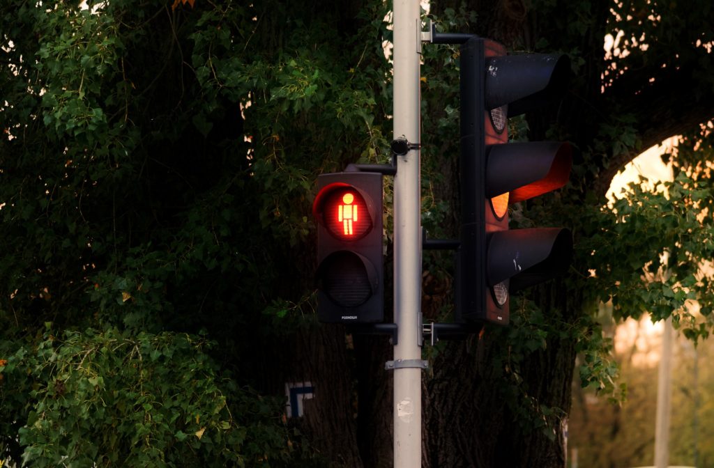 Qualifizierter Rotlichtverstoß: Welche Strafen drohen Autofahrern und Fahranfängern in der Probezeit?