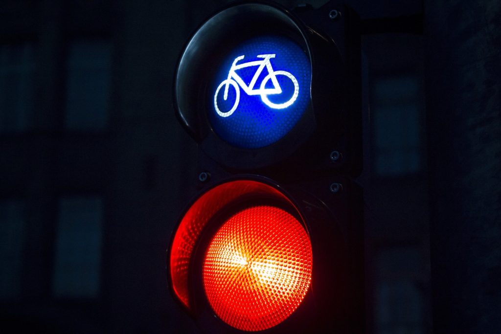 Fahrradfahrern drohen bei einem Rotlichtverstoß ebenfalls Bußgelder und Punkte.