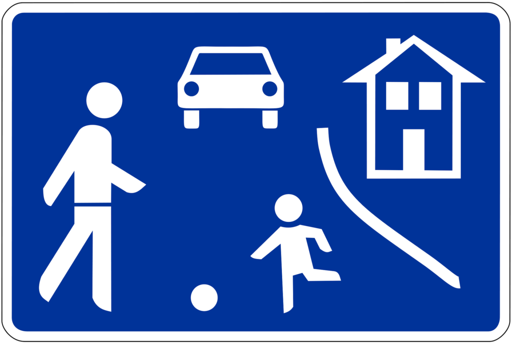 Zeichen 325.1: verkehrsberuhigter Bereich - auch Spielstraße genannt. Hier muss in Schrittgeschwindigkeit gefahren werden.