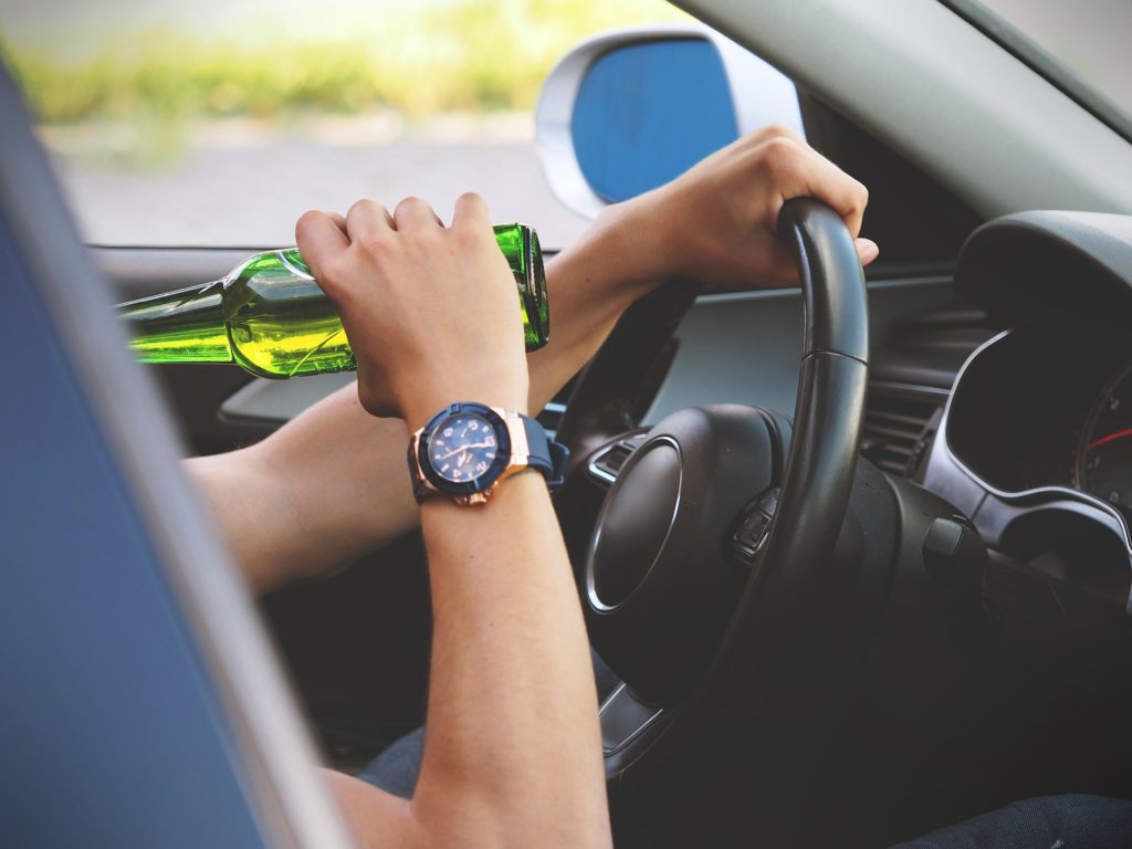 Fahren mit Alkohol führt zum Führerscheinentzug: Nach einem Alkoholverstoß kann der Führerschein entzogen werden.