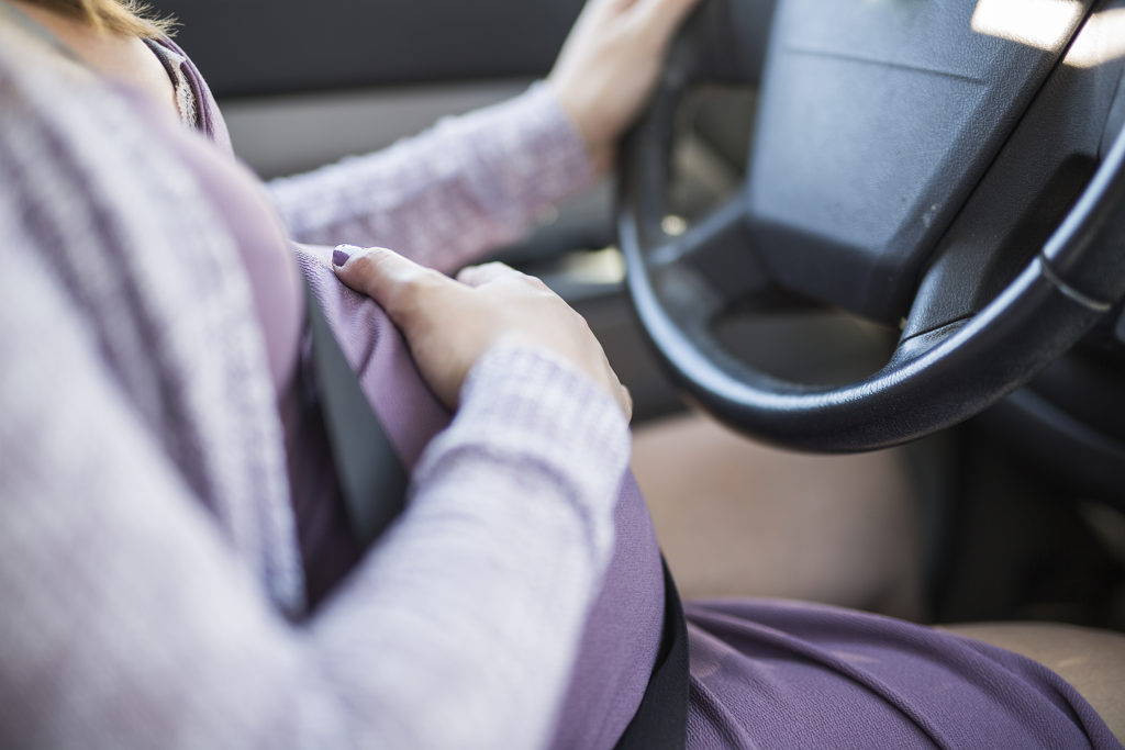 Anschnallpflicht für Schwangere im Auto - sie gilt auch in Deutschland.