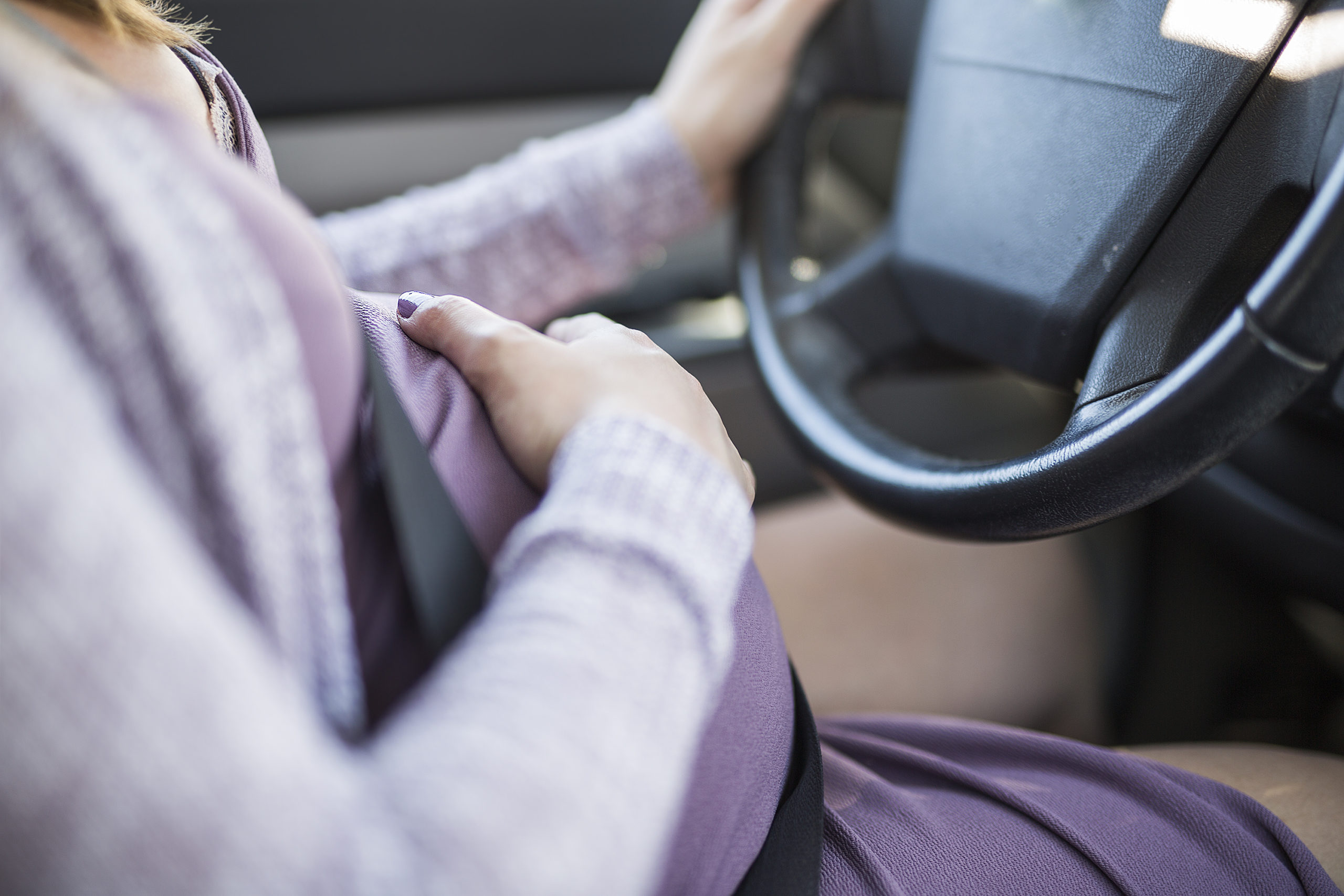 Bilder Frau angeschnallt im Auto mit 5-Punkt-Gurt
